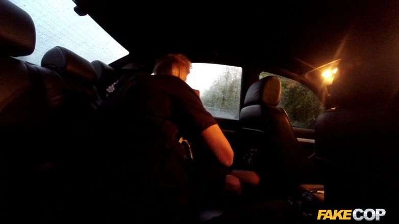 Fake Cop: Journée de chien coquin l’après-midi : sa copine est heureuse de « baiser...