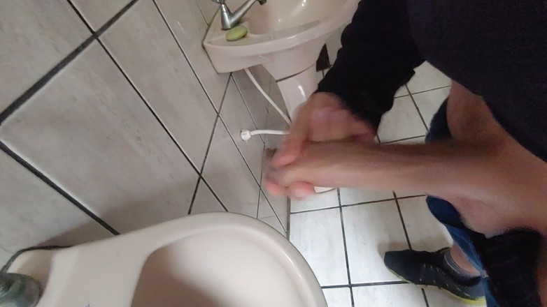 BruxoAlpha777: en el baño 4