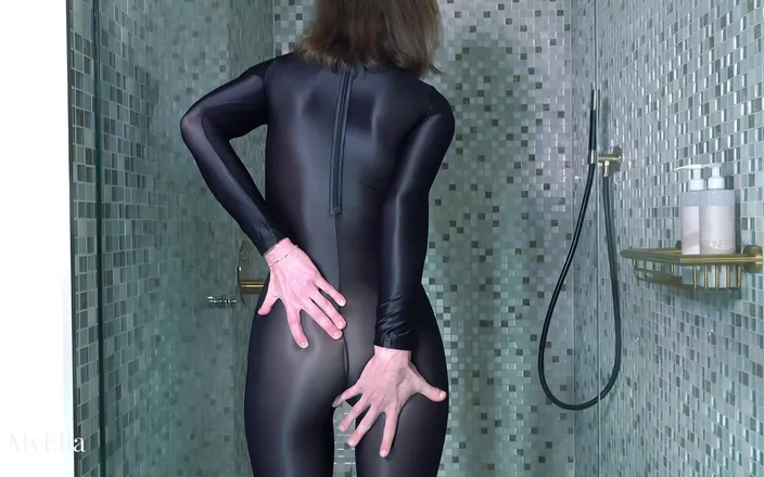 Myella: Süper parlak tayt catsuit azdırıyor!