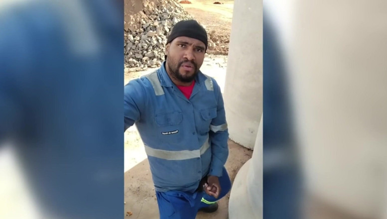 TheBlacKHunterr: Trước khi về nhà, công nhân đưa ra điều đó trong công việc