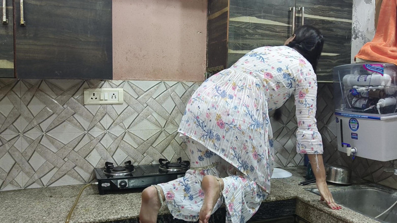 Hornycouple149: La desi Jija Sali, romance sexuelle dans la cuisine, Jija...