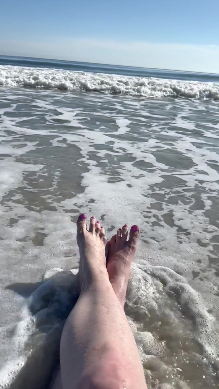 Peppermint Giantess: 16 फीट और पैरों के आकार पर दुर्घटनाग्रस्त लहरें