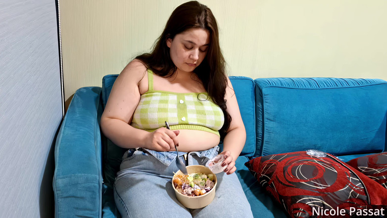 Nicole Passat: Sesi menyumbat perut besar-besaran Nicole