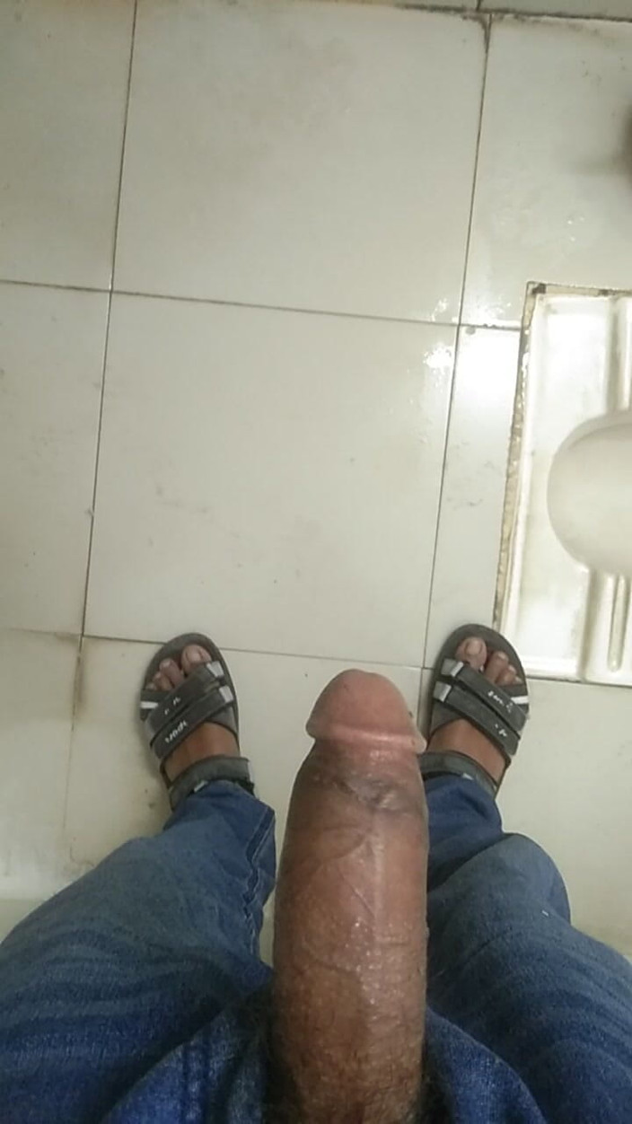Viral_tiktokar: I Went to the Office Bathroom and Hit My Hand...