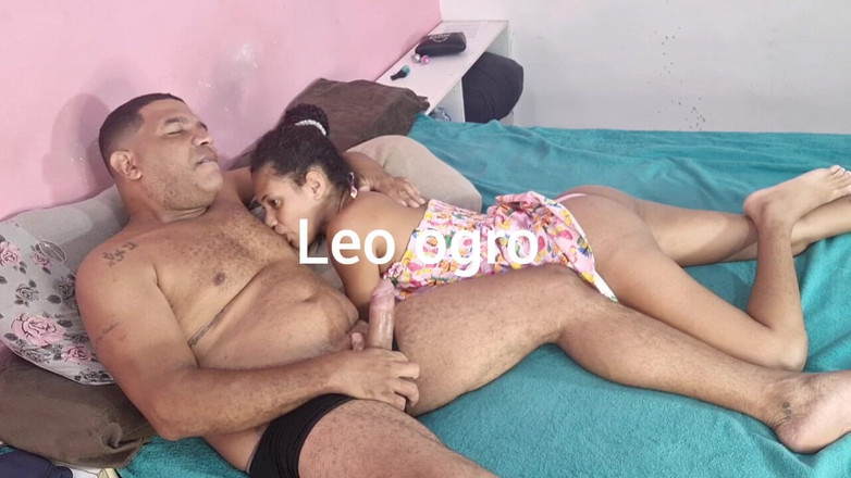 LeoOgro: सौतेला पिता सौतेली बेटी को किसी भी सहायता की मदद करने के लिए मौजूद है जिसकी उसे आवश्यकता है