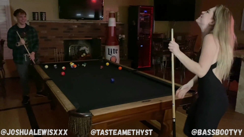 Taboolu: Doppelter blowjob in einer bar nach stiefschwester verliert wette - Blowjob...