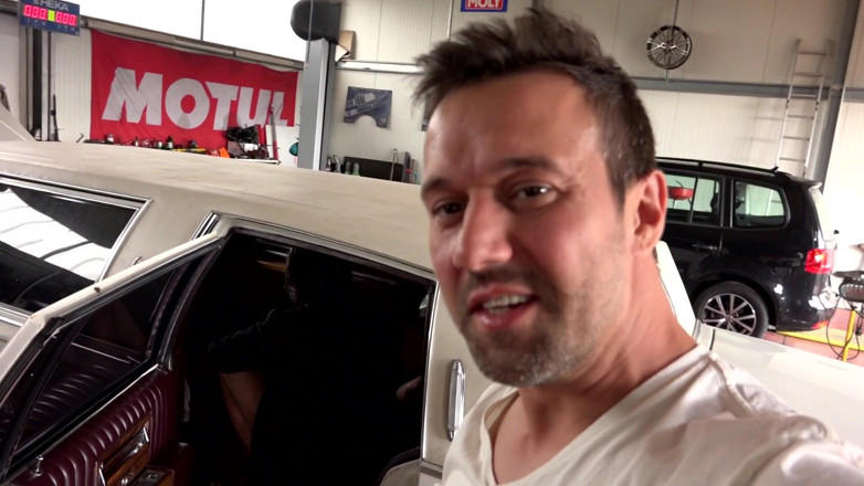 MMV Deutschland Porno: MiLF tatuata tedesca presenta una scopata in auto con sborrata...