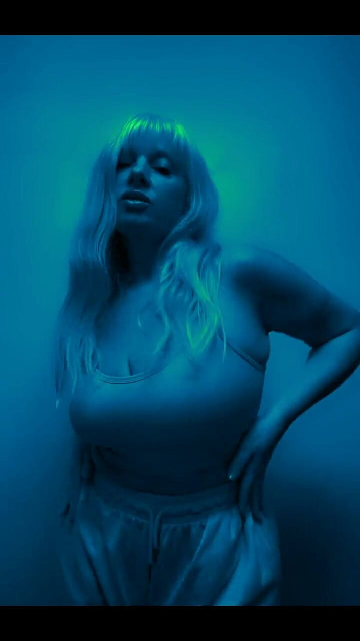 PaintedRose: Pocity.... Tančit se mnou? Tohle je jediné, co dělám nějaké...