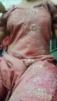 Индийский гей-кроссдрессер Нижний настоящий домашний секс в розовом Salwar Kurta с тяжелой Jwellery так же, как домохозяйка