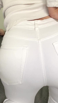 White Jean Couch Fart memusnahkan