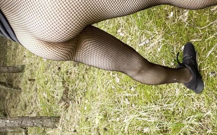 Apomit: Adolescente crossdresser camina en la naturaleza desnuda para papá gay...