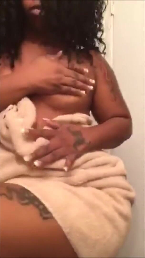 Sexfeene: Sexfeene si luride il suo culo grosso