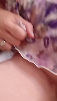 Postel v ložnici a nezbedná sousedka