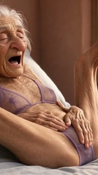 Mujer madura de 90 años tiene orgasmos múltiples en la cama con un coño mojado