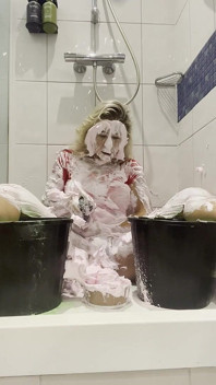 Pink Pies na obličej a Gunge Kbelíky přes moji hlavu