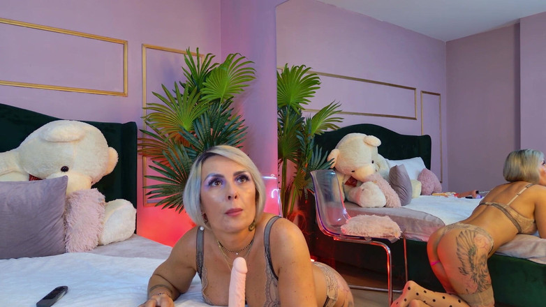 KirraWhite: Tante seksi rambut pirang lagi asik seks anal