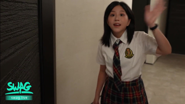 SWAG.live: 出会い系アプリでスラットの小柄な女の子とマッチ。