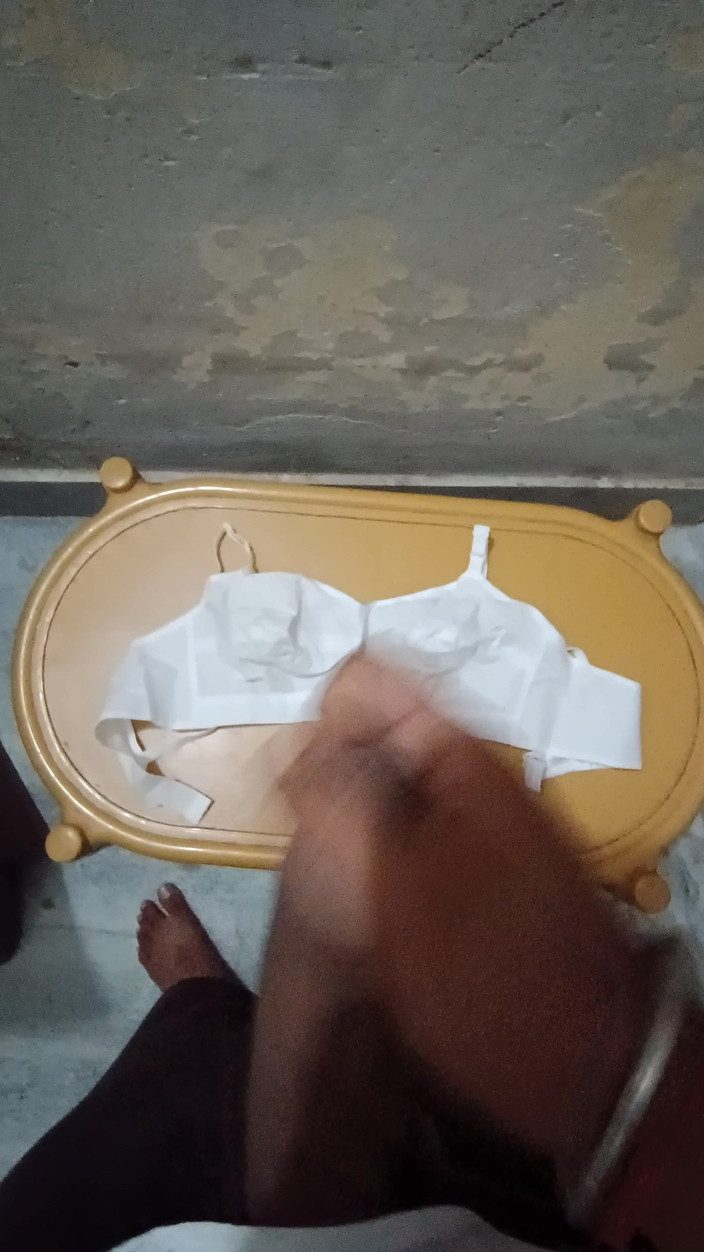 Shobha Prince: Ejaculare pe Sissy Bra