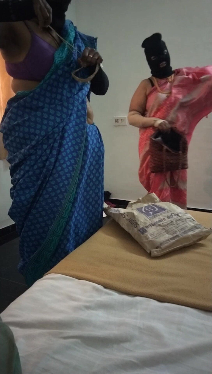 Tamil lesbian: गंदी बात करना - शूट के पीछे