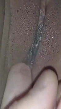 Insegno alla mia vicina come guidare una moto e in cambio lei mi dà la sua vagina.