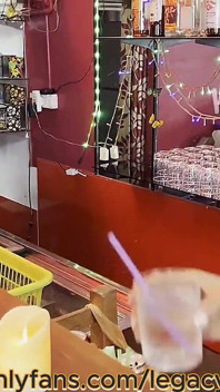 Ladyboy Asia kecil molek seksi berkongkek dengan bintang lucah pantat besar di bar