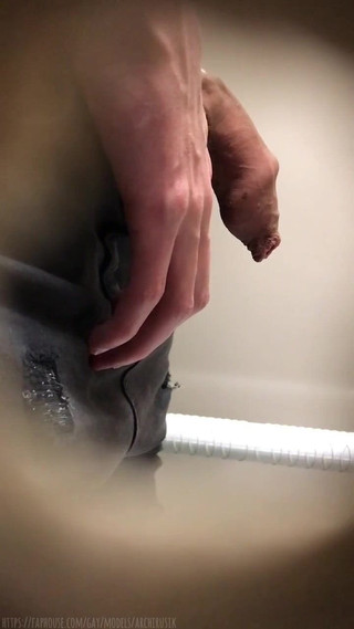 ArchiRusik: Nakukoval a vyhoněl mě do záchodové díry v extrémním! Děvka...