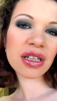 Super sexy Virgnee v dvojité penetraci a creampie