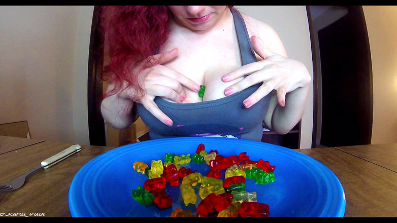 Scarlet Vixen: Riesin verschlingt gummy-männer und dich