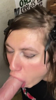 Un ringard femboy suce et baise un jouet à grosse bite