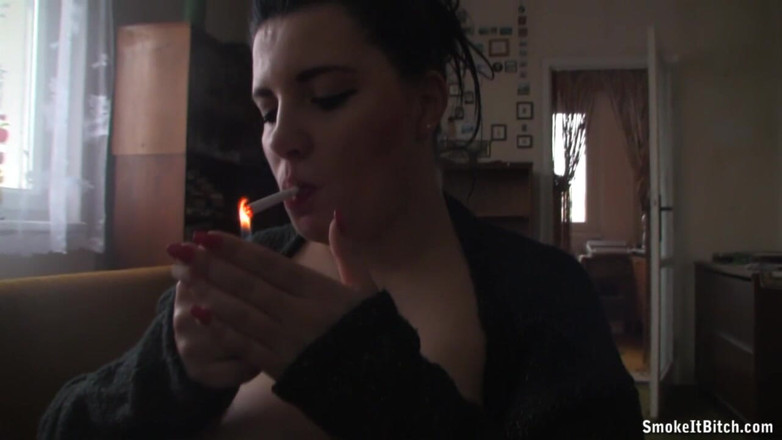 Smoke it bitch: Peituda Rose fuma um cigarro e seu pau