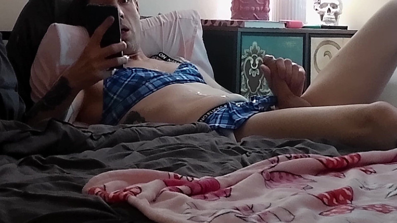 Biguy6999: Bobbie Shameless melancap semasa rakannya menonton