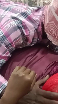 Tamil chica caliente follando coño duro en casa vestido de noche de grandes tetas presionando leche en el coño