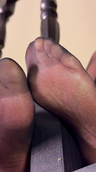 Černé punčocháče Footjob na Banister: Škádlí tě shora