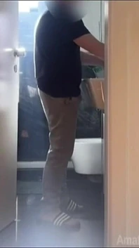 发现我的室友在直播中撒尿...