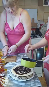 Saya membuat sarapan telanjang yang manis dengan teman berdada besar saya.
