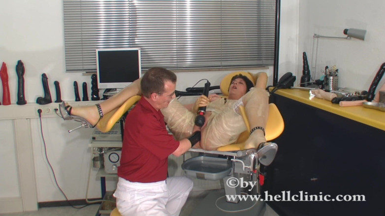 Rubber & Clinic Studio - 1ATOYS: Futai anal pervers cu pumnul în ginecolog în latex