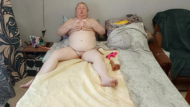 Zona901: Komşu orgazm olmak için seks oyuncaklarıyla büyük amını sikiyor