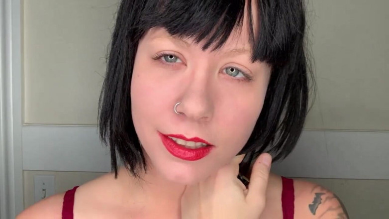 Deanna deadly: Mengambil kesempatan daripada bibir merah dan fetish tetek anda