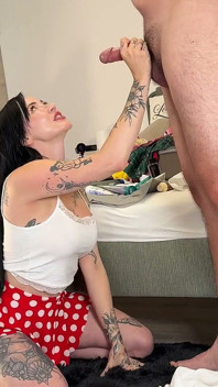 Créme essaye de tirer le meilleur parti du sperme jusqu’à la dernière goutte de la bite avec une brune tatouée en mode CFNM