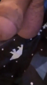 Jon Arteen pisst draußen und in der Toilette. Süße, schlanke, sexy schwule Twinkboy pinkeln zusammenstellung mit festem, glattem schwanz und eiern.