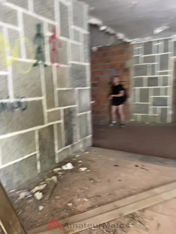 AmateurMates: Un băiat amator prins în curul gol într-o clădire abandonată
