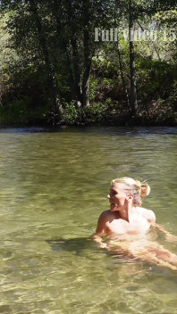 Blonda sexy are pizda mâncată și acoperită de spermă în aer liber
