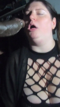 Cewek seksi amazon lagi asik nyepong kontol sampai matanya merem melek