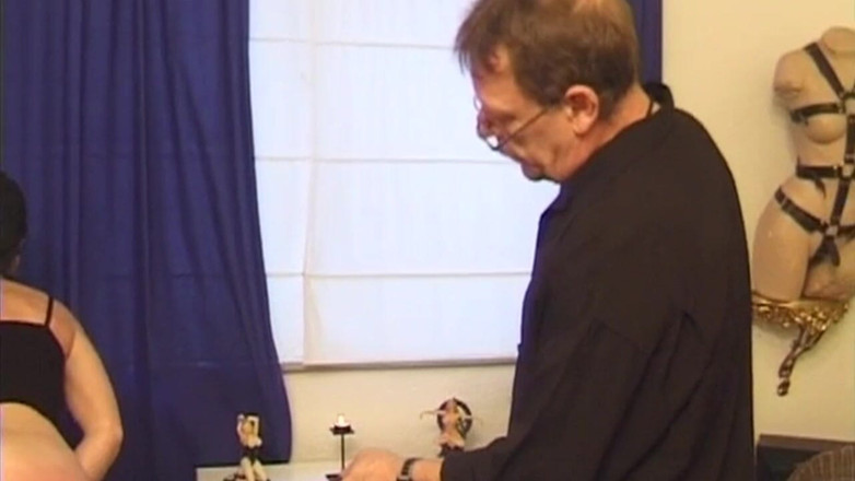 THAGSON 18+: Une brune mature soumise se fait pincer et fesser