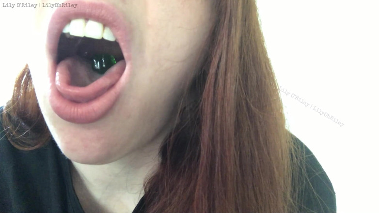 Lily O'Riley: 입으로 소비하는 껌껌 거유 곰