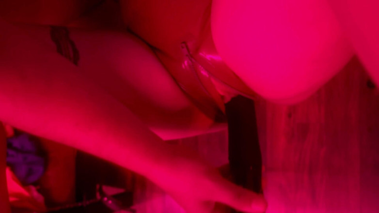 Velvet Witch 87: Hartes Ficken auf einer BDSM-Schaukel in Latex