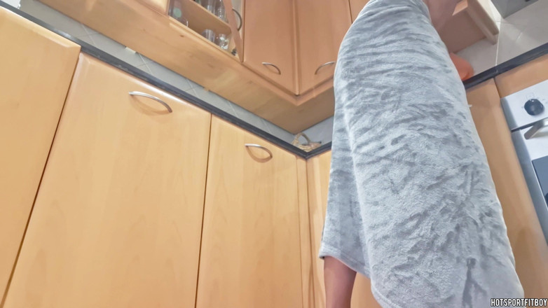 Hotsportfitboy: 부엌에서 자지를 만지고 사정하는 카메라에 잡힌 내 남성 국내 직원