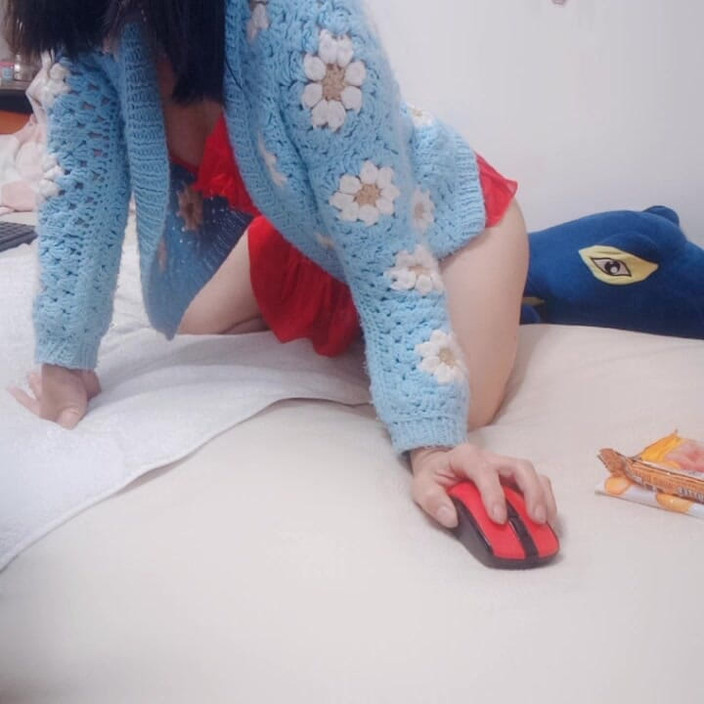 sweethanajapanese: Hana慢慢地拿起她的衣服，然后小屁股孔小阴户露出