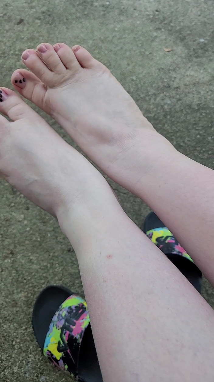 On cloud 69: Parmak arası terliklerle ayaklarımı dışarıda gösteriyorum