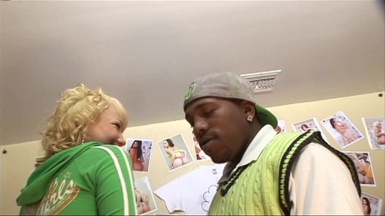 Black Passion: Blonde meid met kleine tieten geneukt van grote zwarte lul...